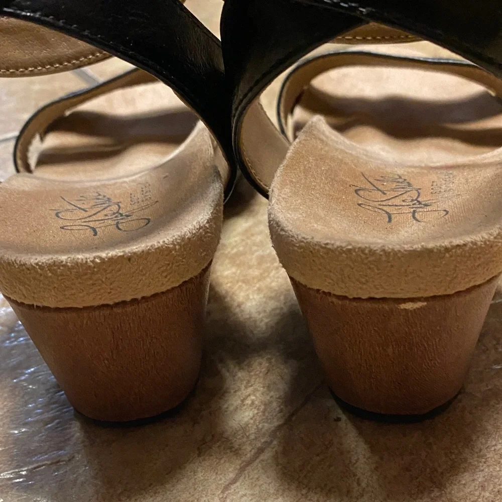 Life Stride Black and Tan Size 6.5M Women's Comfy Sandals Summer